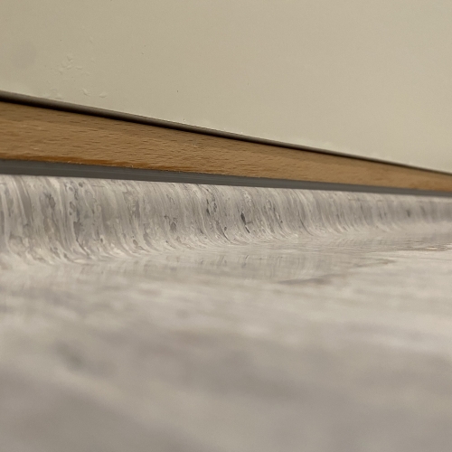 Fugning mellem gulv og væg med vinylkant