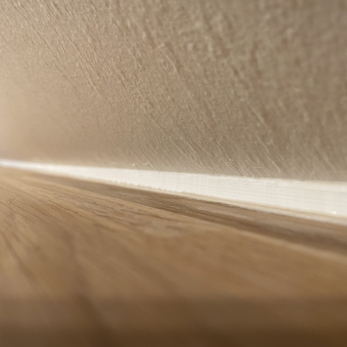 Fugning mellem væg og træbordplade