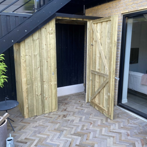 nyt skur under trappe