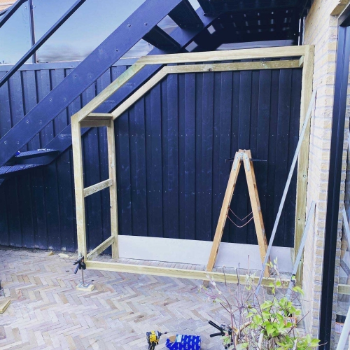 opbygning af småt skur