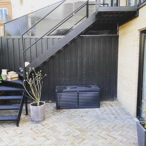 tom plads til skur under trappe