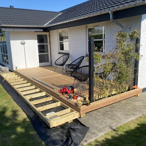 træterrasse med beplantning