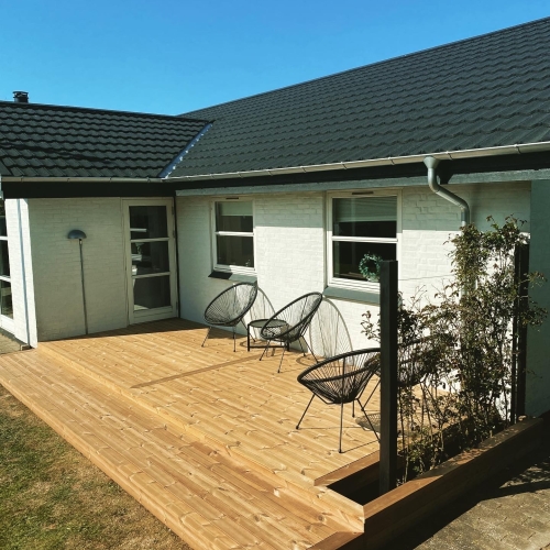 træterrasse ved hvidt hus