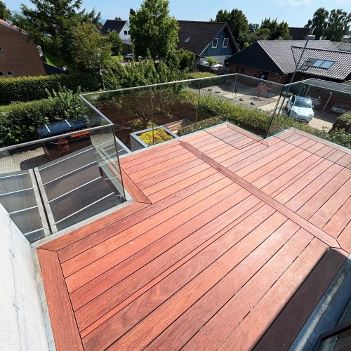 tagterrasse med trægulv