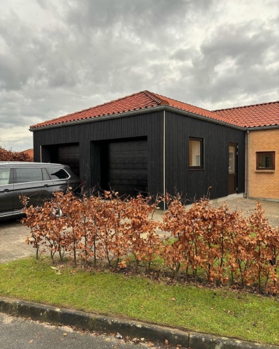 Garage i træbeklædning