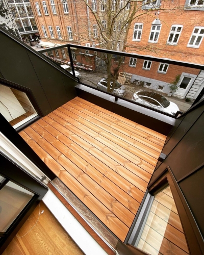 Morderne altan lavet i træ