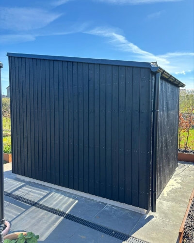 Nyt skur i sort træ