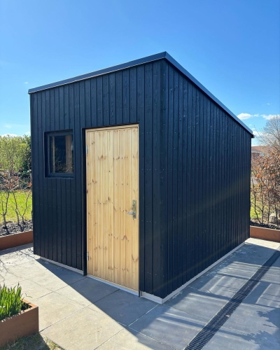 Nyt sort skur i træ