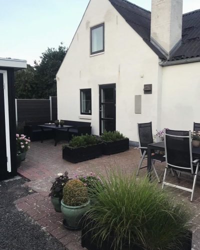 Montering af nye sorte vinduer i Odder