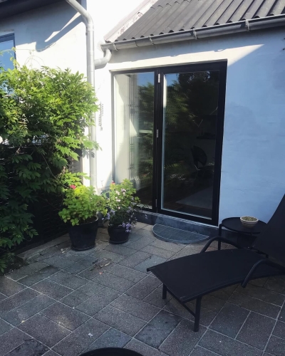 Montering af ny sort glas dobbeltdør