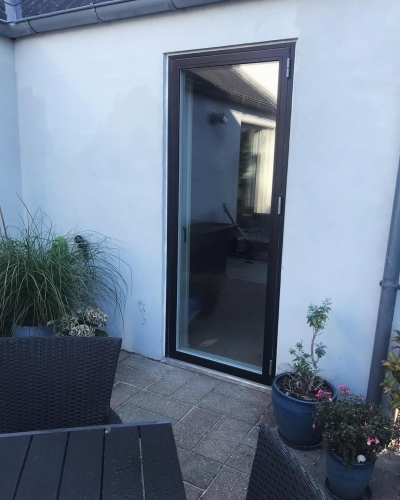 Montering af ny sort glas dør