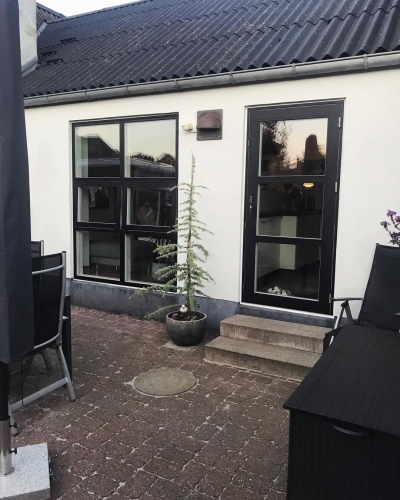 Montering af nye sorte glasdøre og vinduer i Odder
