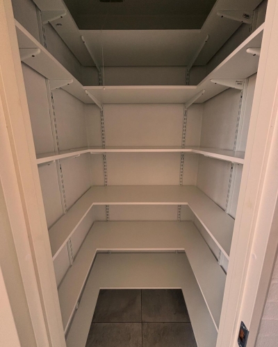 Montering af hylder i viktualierum