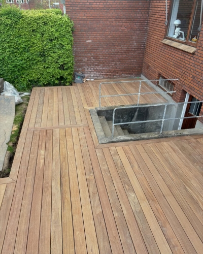 Ny træterrasse monteret i træ