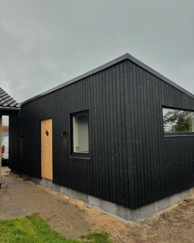 Nyt moderne anneks i sort træ
