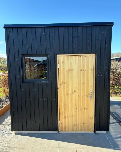 Nyt anneks i sort træ moderne