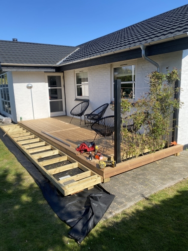 træterrasse med beplantning