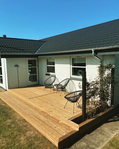 træterrasse ved hvidt hus