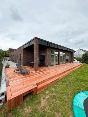 Ny træterrasse med solseng
