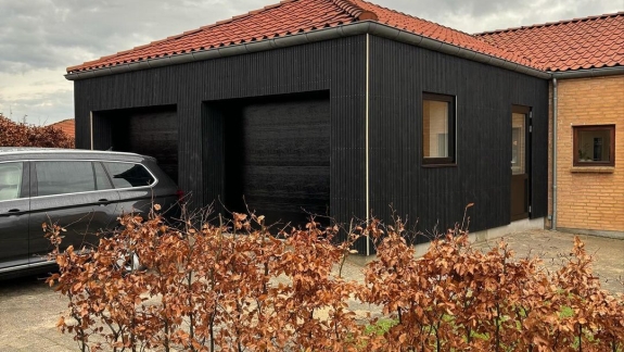 Garage i træbeklædning
