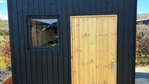 Nyt anneks i sort træ moderne