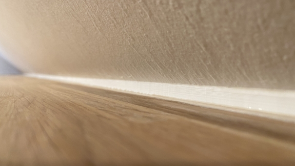 Fugning mellem væg og træbordplade