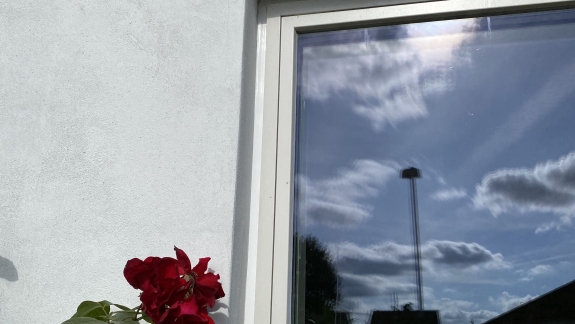 Fugning omkring vinduesramme udvendigt