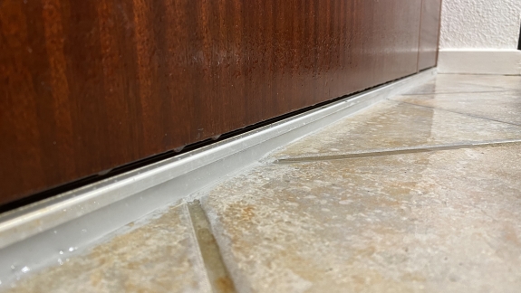 Fugning af dør ved flisegulv