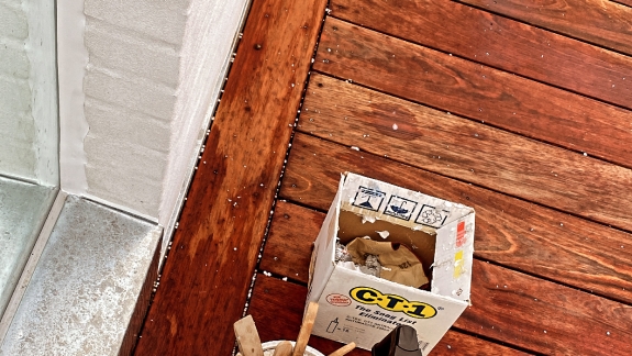 Fugning af træterrasse ved vinduesparti