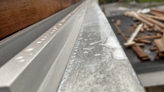 Fugning af zinkkant på terrasse