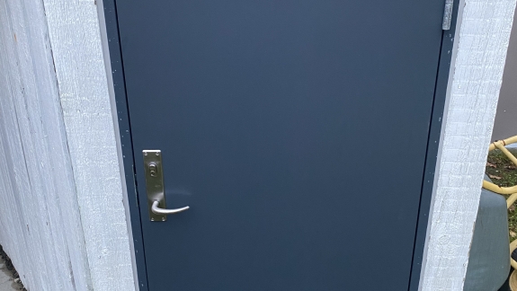 Fugning omkring dør