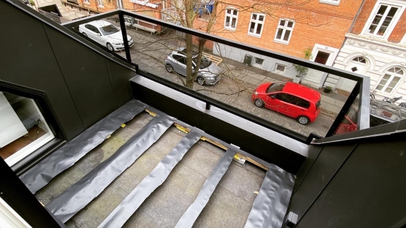 Konstruktion af Træterrasse på altan